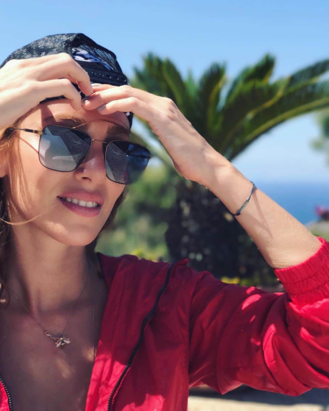 Elcin Sanguのインスタグラム：「Şapkaya zaafım var evet:)」