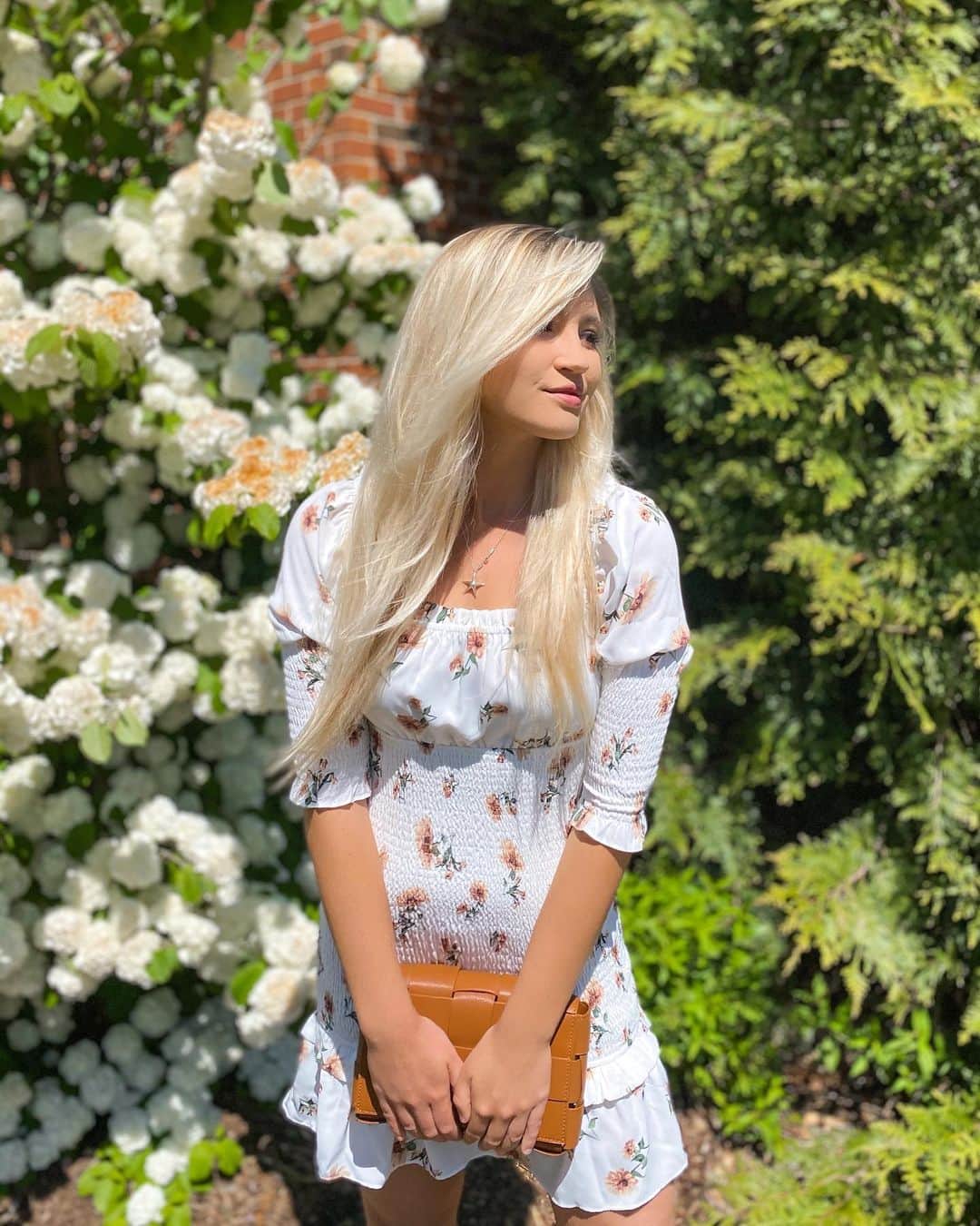 サシャ・カリスのインスタグラム：「Happy Easter! ✝️ Sending love to you all and hoping that families and friends are able to be together today in some way, whether in person or in spirit. ✨💕 Do you have any plans this Easter Sunday? 🌷💛 🌱💐🍃 #northcarolina #easter #eastersunday #lakechatuge #spring #springfashion #ootd #springphotography #reddressboutique @shopreddress」