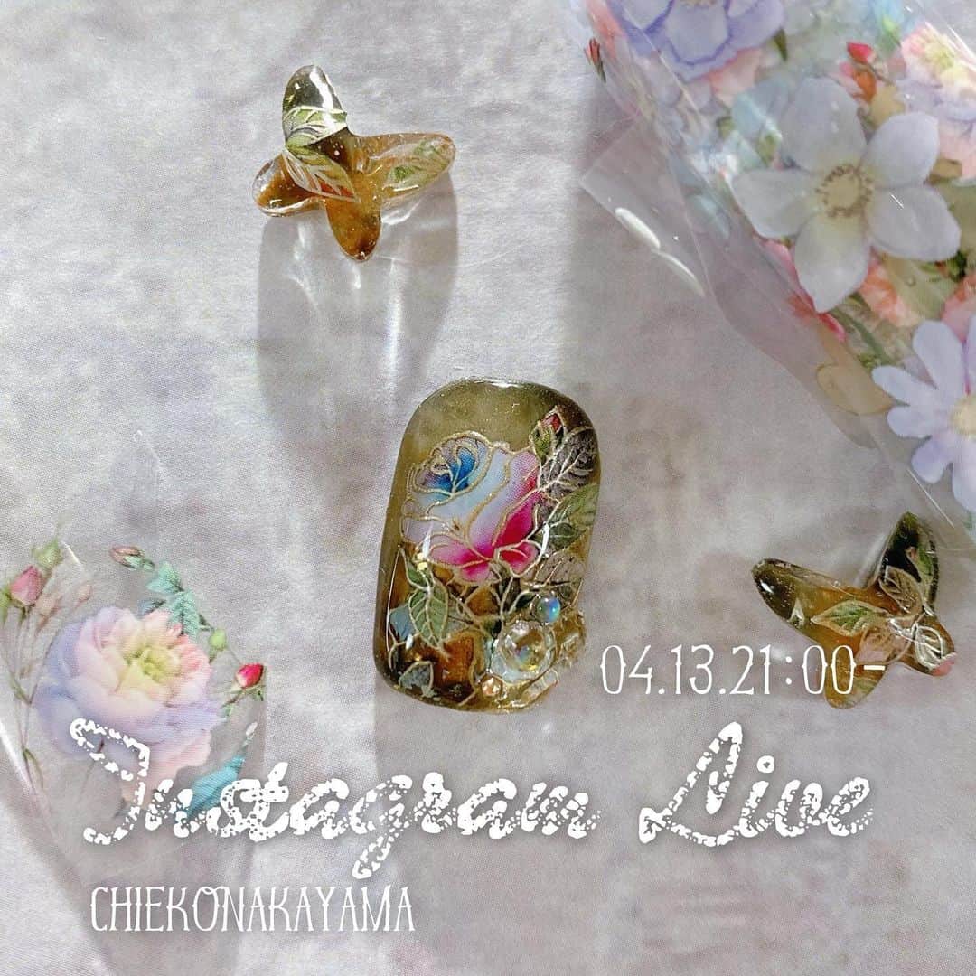 なかやまちえこのインスタグラム：「明日の#インスタライブ は！久々に夜時間の21:00-です🌙⠀ 普段あまりホイルアートをレクチャーしていなかったな！？🤔🤔🤔と思い、ホイルを使った#和ネイル します🌸⠀ ⠀ ただホイルを貼るだけではなく！ちょっと手を加えて#アンティーク な#ホイルネイル に✨✨⠀ ホイルを使うので、とっても簡単に出来る#凝った風に見せかけネイル です😁😁😁🙌⠀ #nail #nails #nailart #ネイル #美甲 #ネイルアート  #japanesenailart #manucure #japanesenails #manicurist #gelnails #أظافر #네일아트 #미용 #vẽmóng #ngườiđẹp  #เพ้นท์เล็บ #искусствоногтя #artedeuñas #เพ้นท์เล็บเจล #ジェルネイルデザイン #ネイルデザイン #senikuku #nagelkunst #antique @pregelofficial @prexyofficial @bettygel_official」