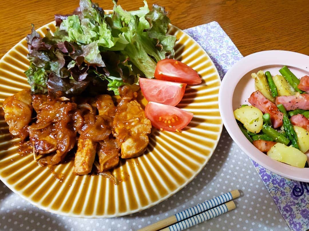 橋本真衣のインスタグラム：「. ポークチャップ🙄 CUBEでお世話になっている 安枝さんの奥さまが作った 美味しいケチャップを使ったら とても美味しくできて満足🤗❤ . . #おうちごはん#自炊もがんばる#ポークチャップ#damenature#ダムナチュール#トマトケチャップ」