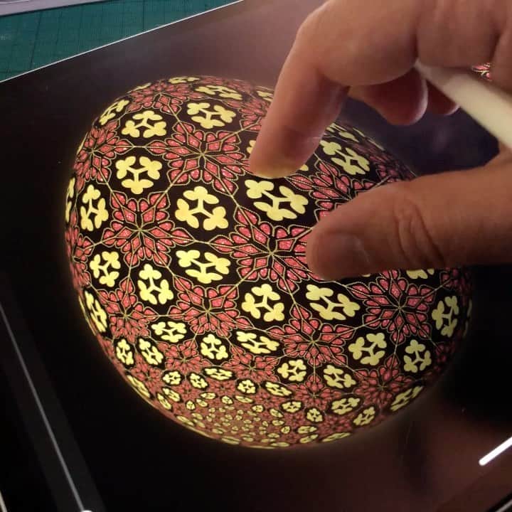 Seb Lesterのインスタグラム：「Easter Egg Doodle. Before you ask, done super quickly in the amazing new iOrnament Pro app @iornamentapp - not a paid promotion, just a heads up. 👍🙂✍️ #easter #egg #doodle #ipadpro #applepencil」