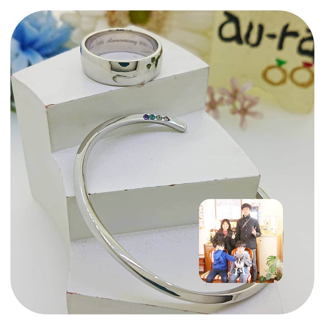 手作り指輪【ジュエリーアウラ】福岡のインスタグラム：「【結婚10周年記念】 結婚指輪を制作させて頂いて、 かれこれ10年。  節目節目に オーダーを 頂いております得意様です。  今回のスイート10の記念は…  こだわりの 鍛造(たんぞう)法で 職人さんのオール手仕事で 創りました。  ご主人は、 幅広のプラチナリング。  奥様は、 ツイストバングルに ご家族の誕生石を。  内側は、レーザー刻印で Marriage 10th Anniversary  シンプルで質の高い ジュエリーが完成しました💕  100%手作り&オーダーメイド専門店 あなたの輝きを引き出す 【ジュエリーアウラ】 www.au-ra.com  #ジュエリーアウラ #jewelry.aura #フルオーダーメイド #結婚10周年 #ナナたん店長もいっしょに #プラチナジュエリー #鍛造法でつくるジュエリー #コロナウィルス対策万全  #コロナに立ち向かう  #医療従事者にエールを  #完全ご予約制度」