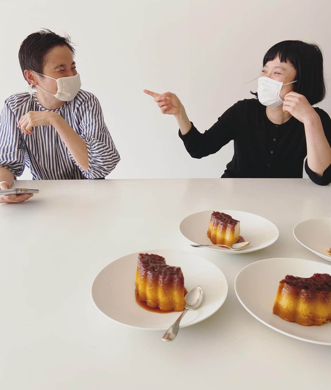 渡辺有子のインスタグラム：「マスクをしていてもこの2人の笑顔に救われる。先日の『&premium』連載撮影。 笑い合って楽しく仕事ができることがこんなにも有り難いことだなんて…。あたりまえと思っていた日常。いまだから気づくことがたくさんあります。とにかくいま、それぞれができることを、しなくてはいけないことを、粛々と。  そして再び、笑い合える日を。」
