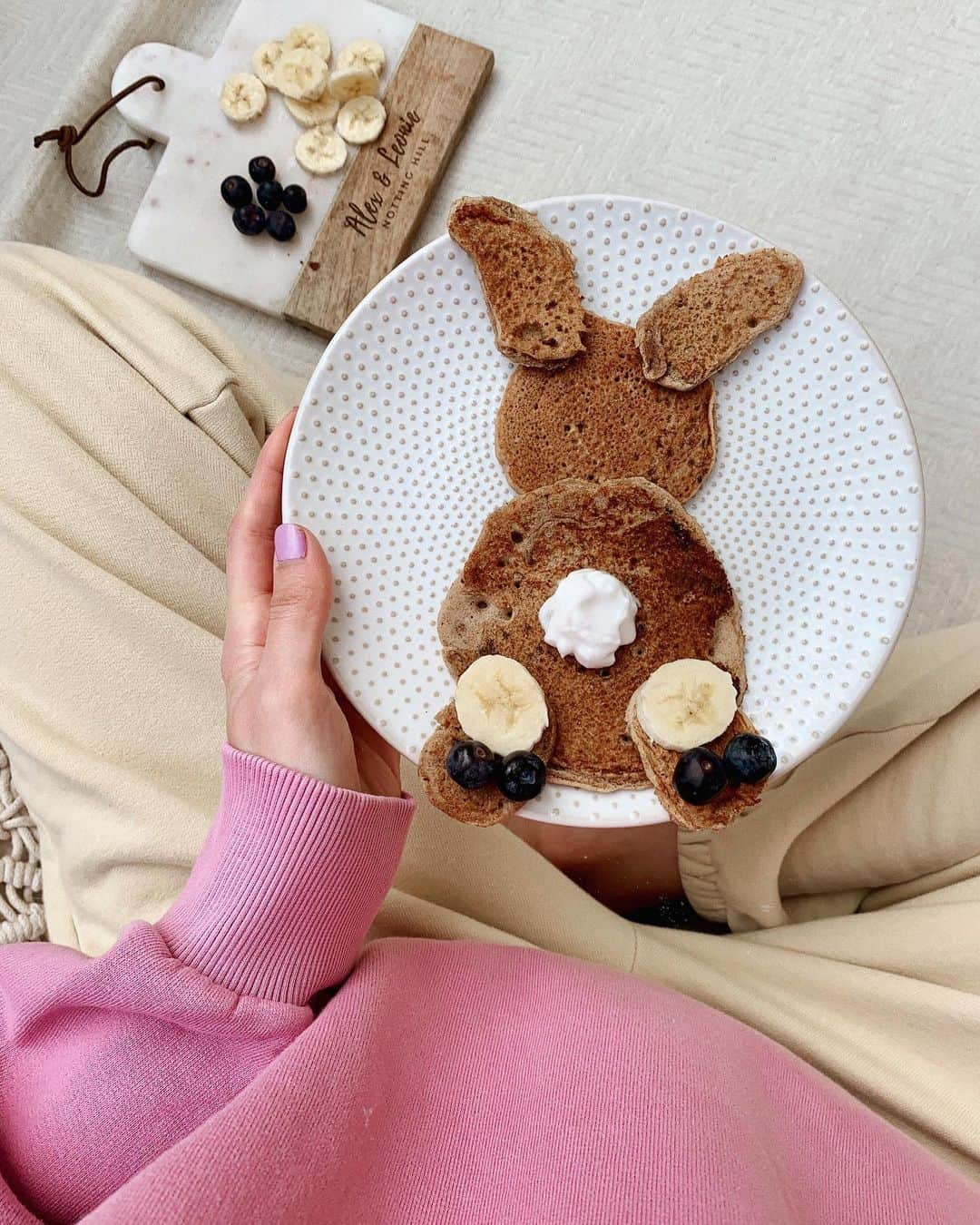 レオニー・ハンネさんのインスタグラム写真 - (レオニー・ハンネInstagram)「Happy Easter & happy #PancakeSunday my fluffy bunnies, I love you all! 🐰💕 Missed my family and all our cute Easter traditions, but thankful to be with my most loving @alex.galievsky. 🥰」4月13日 0時38分 - leoniehanne