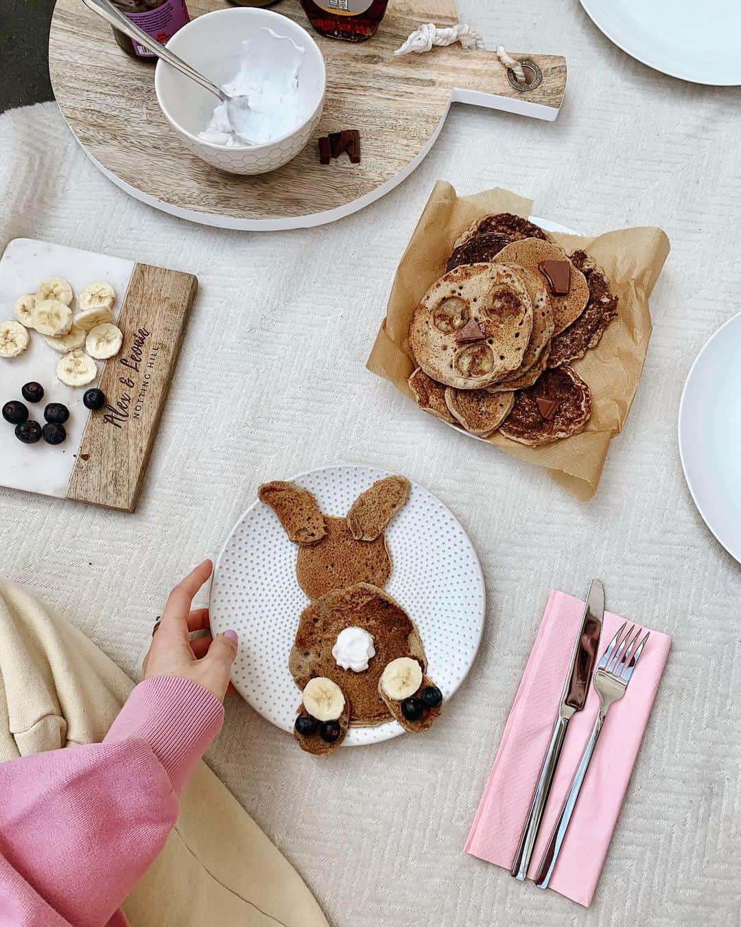 レオニー・ハンネさんのインスタグラム写真 - (レオニー・ハンネInstagram)「Happy Easter & happy #PancakeSunday my fluffy bunnies, I love you all! 🐰💕 Missed my family and all our cute Easter traditions, but thankful to be with my most loving @alex.galievsky. 🥰」4月13日 0時38分 - leoniehanne