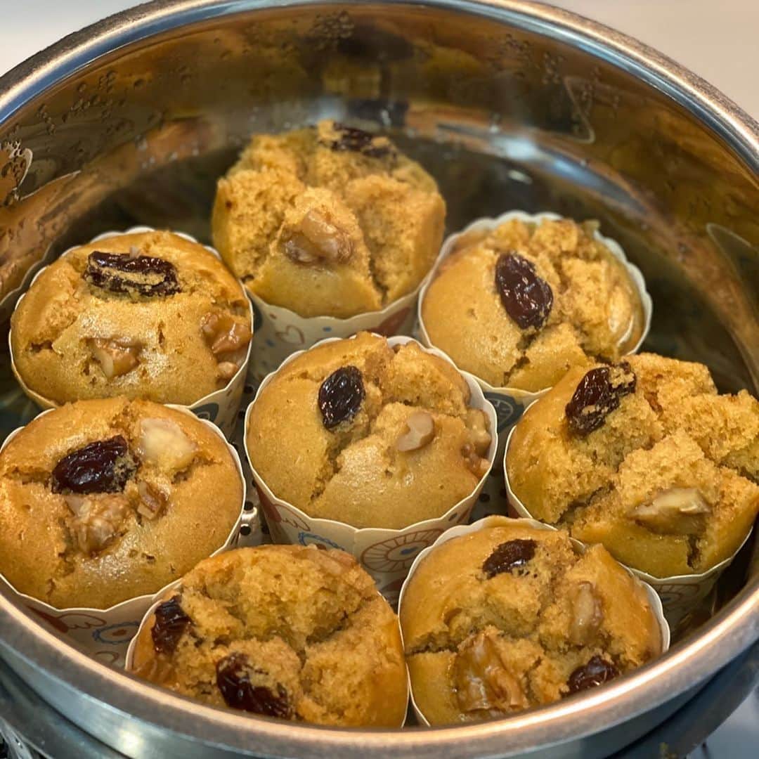 のインスタグラム：「・ 外出しなくなってから、毎日何かしら焼いています🧁 いい気分転換になるし、出来上がった時の満足感、達成感がある😌 ・ こぐまちゃんも混ぜたり、トッピングのお手伝い🐻 ・ 1枚目はredmanで買ったミックスで作った黒糖蒸しパン🧁 ・ 3枚目以降は全部 @ayn163_diet さんのレシピ🧁 ヘルシーで簡単で美味しい💕 ・ ・ #シンガポール生活 #家での過ごし方 #お菓子作り #stayhomeforsg」