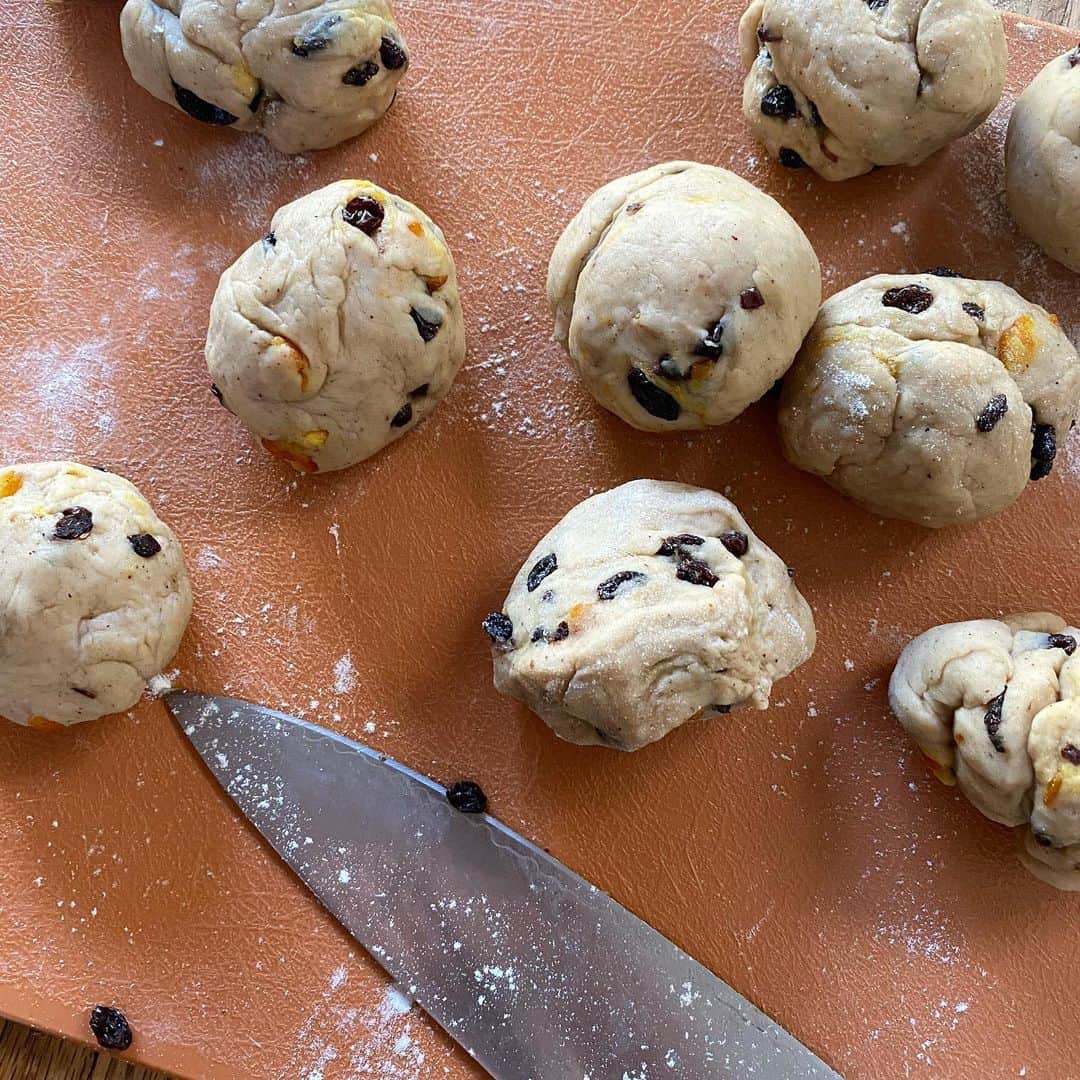のインスタグラム：「happy easter! my first attempt at hot cross buns and they came out cross-less 🤦‍♀️ maybe the universe is trying to tell me something 🐰🐣🌼🌷」