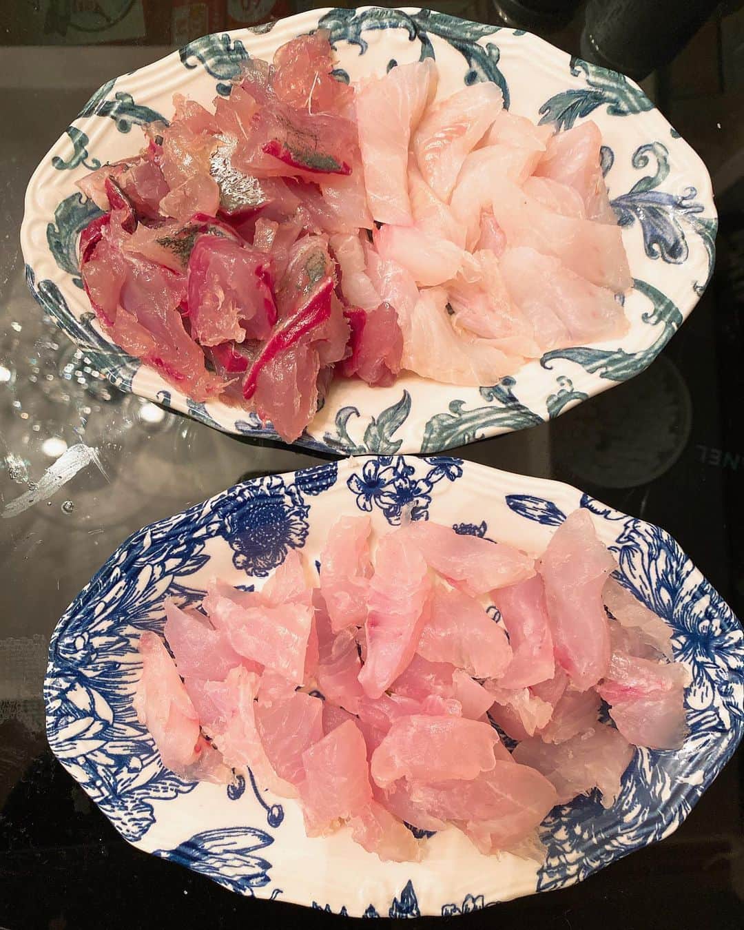 里美ゆりあのインスタグラム：「今日はウメイロ、ムロアジ、アカイサキをお刺身で\( ¨̮ )/ シマアジ、カイワリ、黒いポツポツの魚の名前分からないけど下処理して寝かせたよ。  #おうち時間  #刺身 #魚 #fish #fishing #釣り好きな人と繋がりたい」