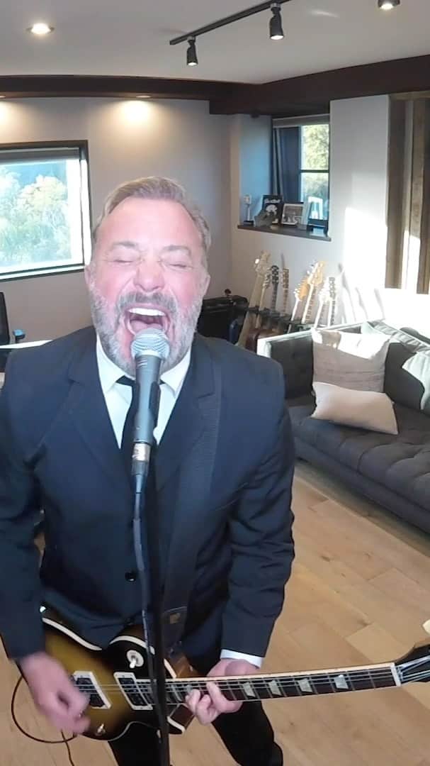 ジョン・フェルドマンのインスタグラム：「@goldfingermusic made another live video! This one was so fun to do… Quarantine is getting exciting out here in Goldfingerland! Little known fact about this song… I wrote this song and Question as one song and ended up splitting them in two... Thank you @mattappleton from @reelbigfish for playing all the horns! @mikeherreratd @moonvaljeanhere @nickgross @charliepaulson mix by @jgrabesmixes @davidlackeymedia918 did the video....thank you @tonyhawk for putting it in your game!! ❤️」