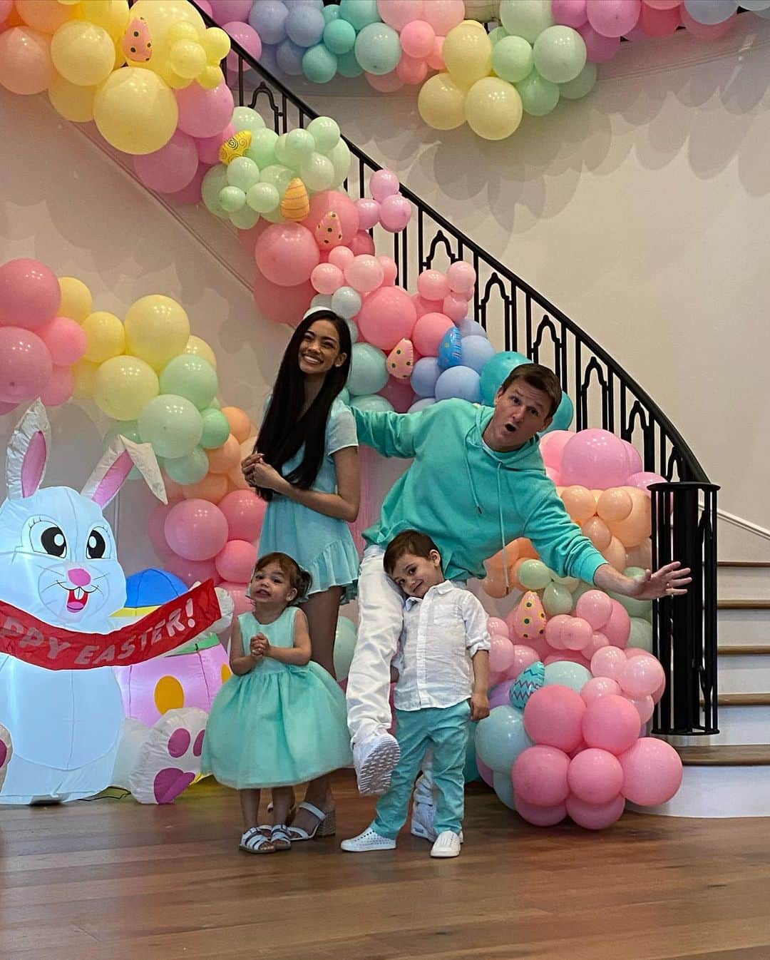 ロブ・ディアデックのインスタグラム：「Happy Easter! We may not be able to celebrate with our families this year, but @bryianadyrdek still made sure it felt special. Her ballon mastery knows no bounds and I am always here to provide song support.」