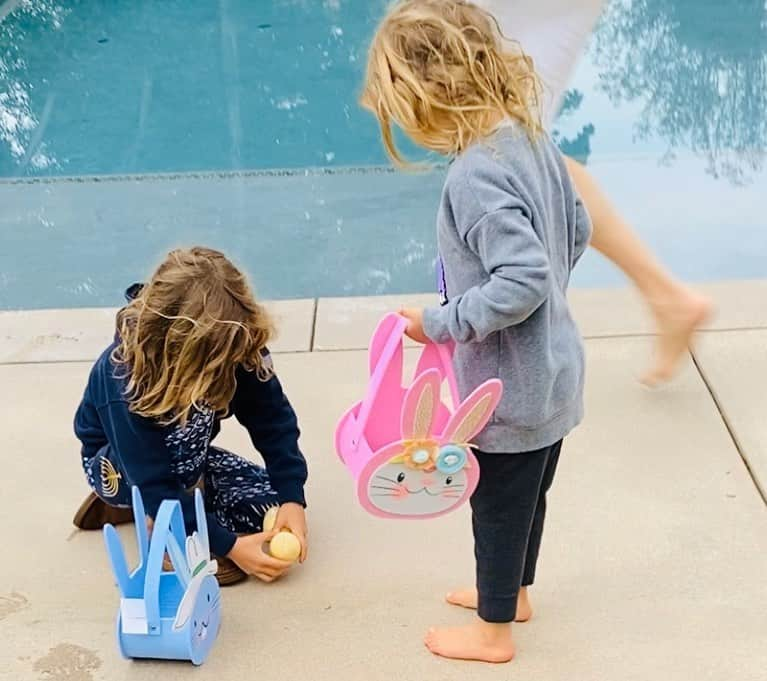 ダニエラ・ルーアさんのインスタグラム写真 - (ダニエラ・ルーアInstagram)「Chag Sameach and Happy Easter!!! A Seder plate and an Easter egg hunt for this blended family! How is everyone spending the day at home? Peace, love and health to all ❤️ . Chag Sameach e Boa Páscoa!! Por aqui tivemos um prato de Seder (Pessach: páscoa judaica) e uma caça aos ovos da Páscoa no jardim para esta família misturada :) Como estão todos a passar o dia em casa? Paz, amor e saúde para todos ♥️ . #passover #pessach #easter #eastersunday #easteregghunt #sederplate #traditions #bunny #fun #family #love #gratefuleveryday」4月13日 1時24分 - danielaruah