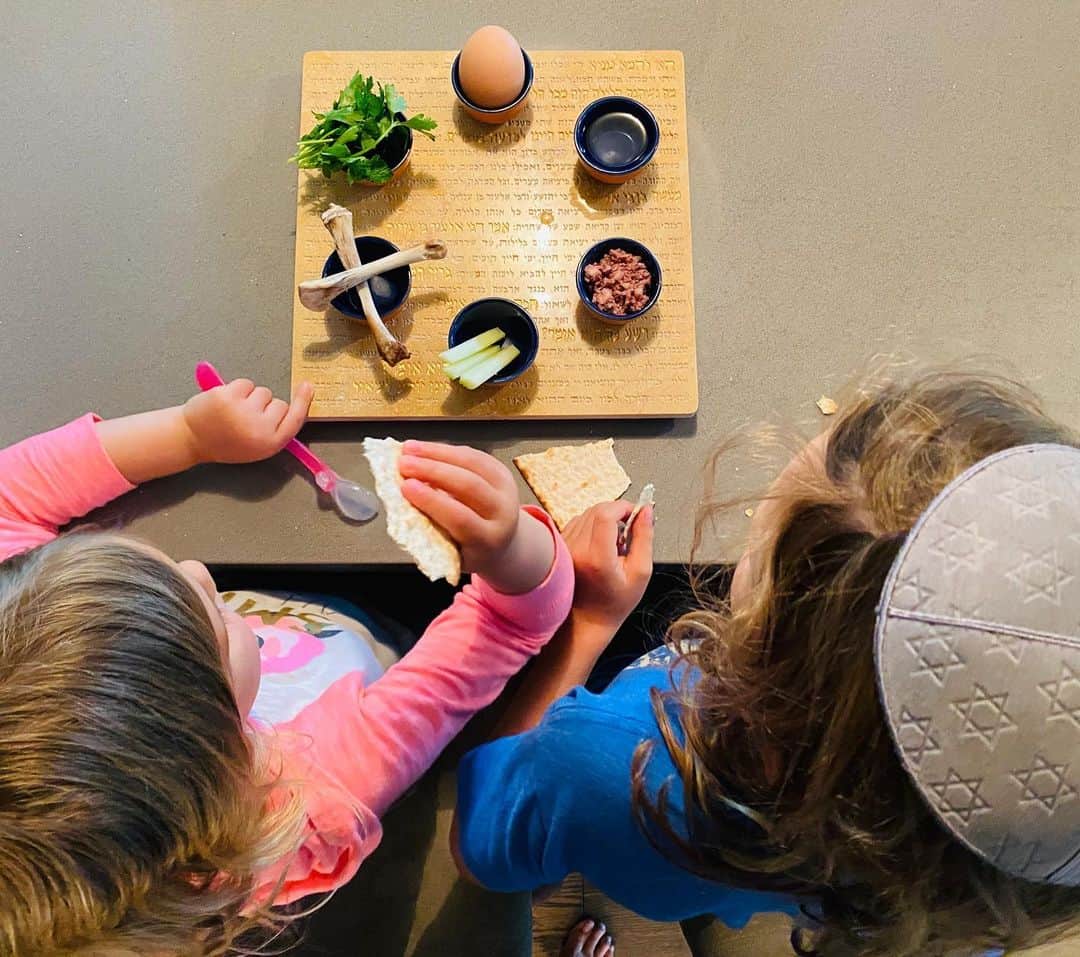 ダニエラ・ルーアのインスタグラム：「Chag Sameach and Happy Easter!!! A Seder plate and an Easter egg hunt for this blended family! How is everyone spending the day at home? Peace, love and health to all ❤️ . Chag Sameach e Boa Páscoa!! Por aqui tivemos um prato de Seder (Pessach: páscoa judaica) e uma caça aos ovos da Páscoa no jardim para esta família misturada :) Como estão todos a passar o dia em casa? Paz, amor e saúde para todos ♥️ . #passover #pessach #easter #eastersunday #easteregghunt #sederplate #traditions #bunny #fun #family #love #gratefuleveryday」