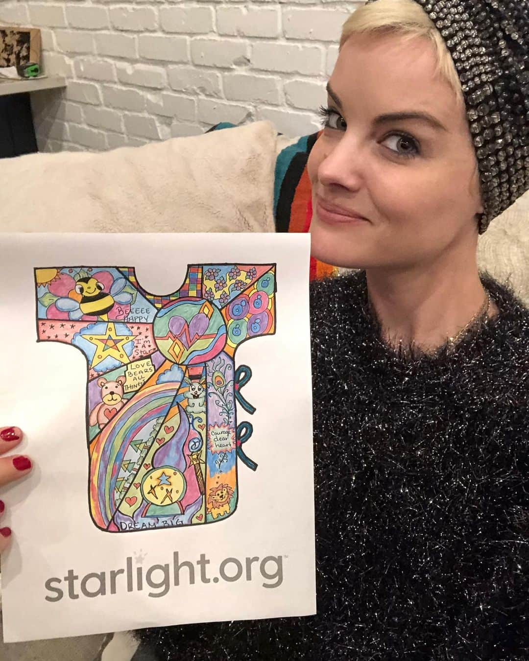 ジェイミー・アレクサンダーさんのインスタグラム写真 - (ジェイミー・アレクサンダーInstagram)「I choose to #DesignHappiness for hospitalized kids w/ @starlightchildrensfoundation 🌟 This Starlight Hospital Gown design makes me happy because it’s full of color and imagination which makes you feel like anything is possible. ♥️ Join me and #DesignHappiness with @starlightchildrensfoundation by creating your own at www.starlight.org」4月13日 1時21分 - jaimiealexander