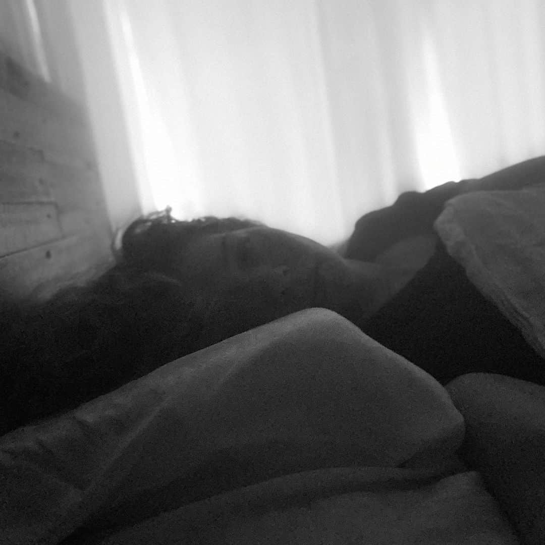 レイチェル・レフィブレのインスタグラム：「They told me that Jesus rose from the dead, But I can’t even make it out of this bed! Didn’t sleep at night, tossing and turning, Possibly stressed from home school learning? Passover, Easter, and two kids to raise! Can I please just lie here for two or three days?...」