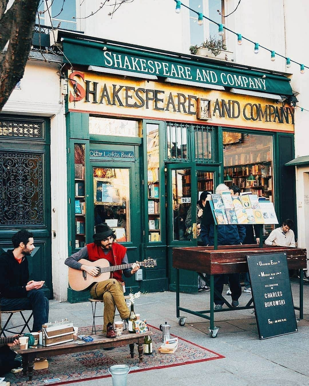 VuTheara Khamさんのインスタグラム写真 - (VuTheara KhamInstagram)「Paris and the Musicians 🎶 🎸 🎻 🎹 It's series of candid shots taken in Paris these last years. I've been learning piano since 3 months.  Do you play musical instrument during the quarantine? #stayathome」4月13日 1時29分 - vutheara