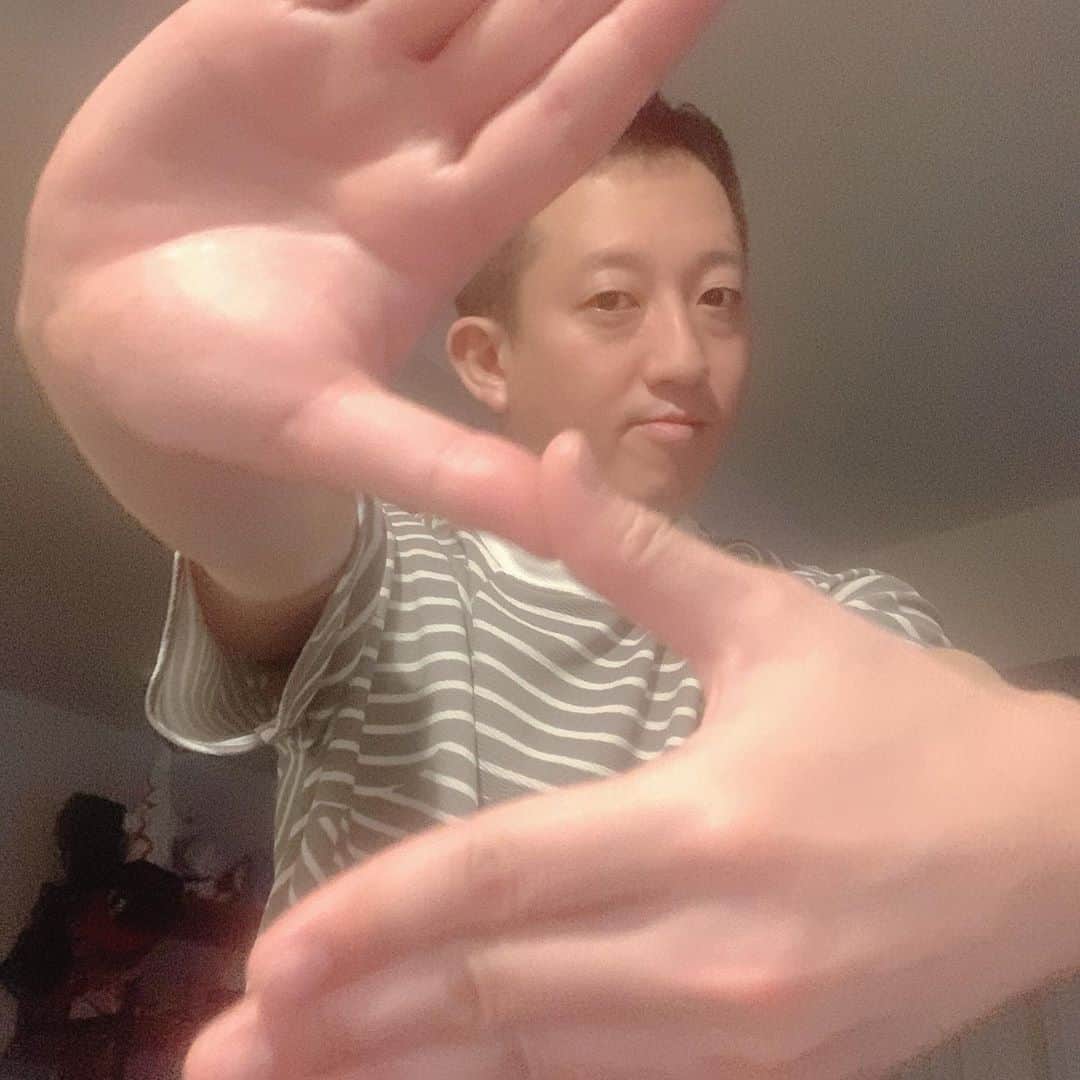 高橋茂雄さんのインスタグラム写真 高橋茂雄instagram ソーシャルディスタンス ソーシャルディスタンスポーズ 必殺技っぽい かっこいい人がやったらかっこいいポーズ Sを作って距離を取る ソーシャルディスタンス ソーシャルディスタンスポーズ