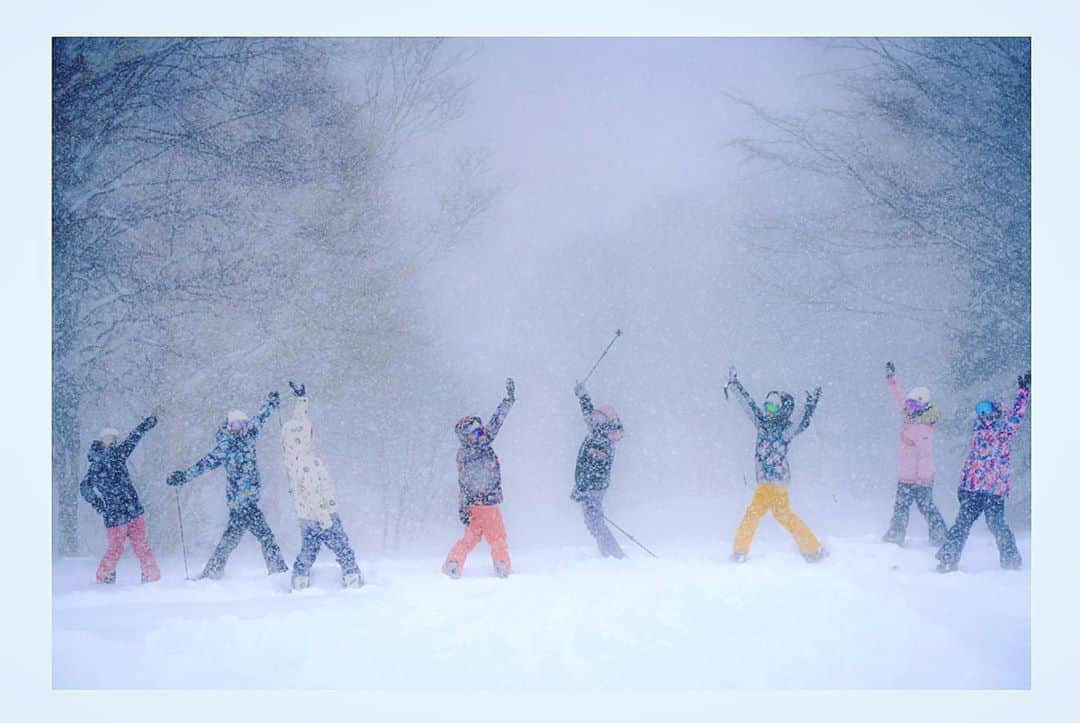のインスタグラム：「❄︎ ❄︎ 「看護の歴史は新しいウィルスとの戦い・・・」 ・ ・ 看護協会の方の話。 ・ 想像も出来ない戦いが今、現実に医療現場にあるのだと思います。 ・ ・ ステイホーム。 自分たちの為にです。 もちろん、いま戦場で戦ってくれている戦士達の為でもあり、日頃一緒に笑い有意義な時間をシェアする家族や仲間達の為にです。 ・ ・ アスリートにもそんな時間がありました。 怪我をしてしまった時です。 ・ 怪我には色々な種類があります。 チャレンジによるモノ。事故的なモノ。不注意によるモノ。。 ・ とにかく、怪我をしたらステイホームなのです。 ・ あらゆる手段、手法で医療従事者やアスレチックトレーナー、その分野のプロフェッショナルの方々に診察してもらい自分の状況を理解することからはじめます。 チームでその怪我に対して作戦をねるのです。 自分がどうなっているか理解して「安静」にするんです。 完治まで時間を有する怪我は、、本当に自分の心との戦いになります。 ・ ・ ライバルたちは練習している。 そんな渦中で自分はステイホーム。 ・ ・ 少し良くなってくると思うんです。 「あ。こんな程度だったらもうやれるかも・・🖤」 ・ ・ そして練習を再開して、 怪我をかばって違う怪我を負ってしまうんです・・・・ ・ ・ するとどうでしょう・・・・ ・ ・ 完治（練習再開）まで1ヶ月と言われていたのに、完治まで半年。1年。「これはずっと向き合って行かなきゃいけない怪我だ・・」と言われてしまう始末になるんですね・・・ ・ ・ ステイホーム。 ・ ・ そんな経験をしてきたからクロスオーバーして思うんです。 ・ ・ 出来る限りステイホーム。 ・ ・ ・ 自分自身を自分でコントロール。 コーチは自分の中にこそ存在するんです。 でも、コントロールできない人もいるんです。だから、他者を責めるんじゃなくて、自分自身を出来る限りコントロールして行きましょう。 ・ ・ 「抜けない雲はない」 今も昔も、そう信じて・・・今はステイホーム。 ・ ・ ・ またみんなで笑顔をシェアしましょ🌈✨ ・ @mana_uen00116  @roxyjapan ＃ステイホーム ＃安静に ＃今が重大局面 ＃緊急事態宣言 ＃アスリートは常に重大局面と向き合っている ＃緊急事態と向き合う ＃負けない ＃みんなで笑顔をシェアする日まで」