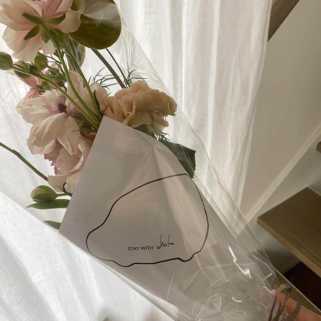 水野里砂さんのインスタグラム写真 - (水野里砂Instagram)「stay with @whole_tokyo  おうち時間の癒しをありがとう🌹  #flowers#whole#stayhome」4月13日 12時28分 - risadlaw___
