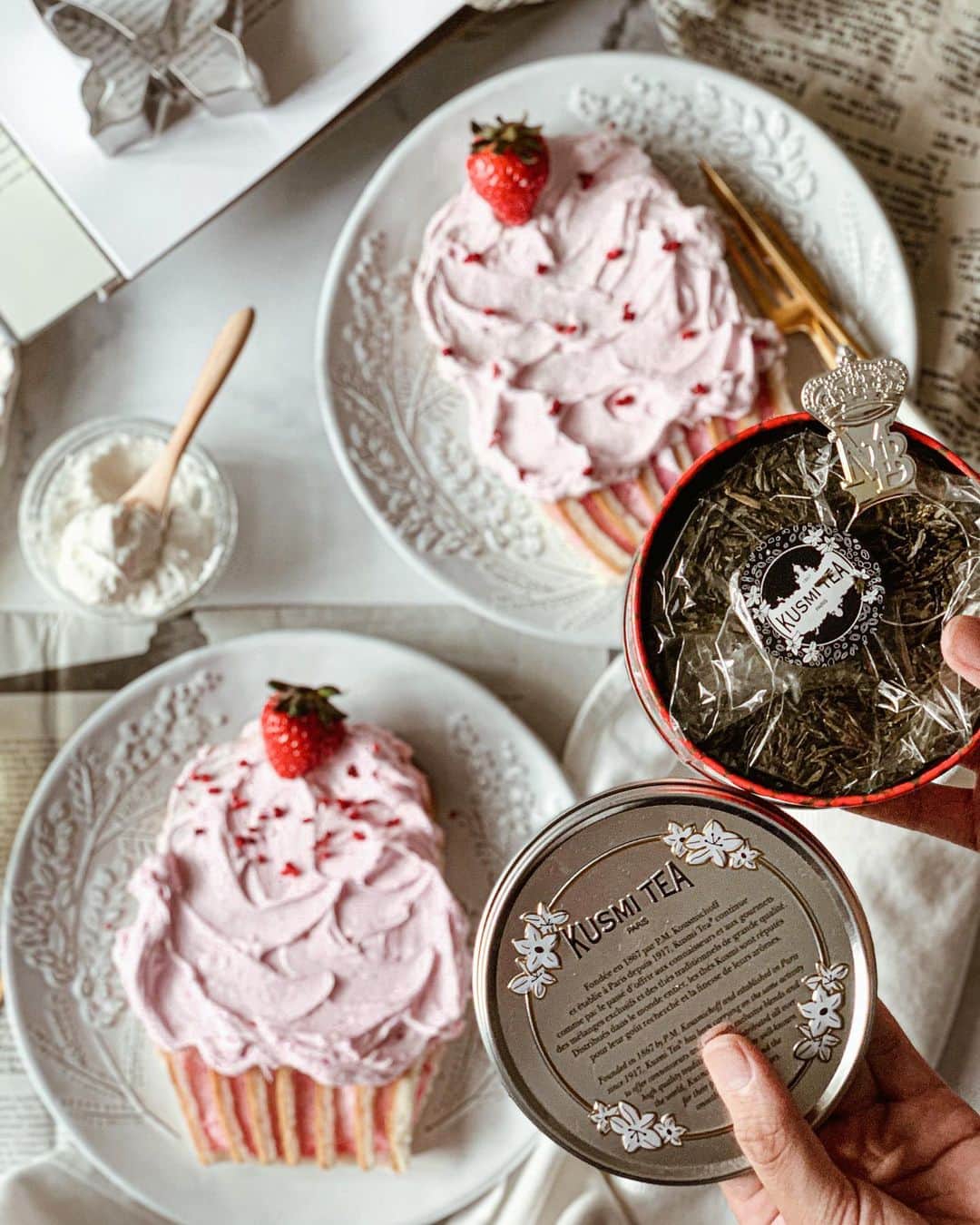 のインスタグラム：「🥄 𝑴𝒚 𝒉𝒐𝒎𝒆 甘いものにはスッキリしたティーがおすすめ♡ . @kusmitea_japan  STRAWBERRY GREEN TEA 『果実の甘味と爽やかな緑茶が絶妙にマッチする フルーツティー』 . この緑茶ベースのティーは スッキリした飲み心地𓂂𓏸 クスミティーの美味しさは 身体にやさしい計らいも感じる なかなか他にないブランドです . . 【緑茶の驚くべきダイエット効果】 緑茶に大量に含まれているカテキンには 脂肪燃焼効果が期待できると言われています♡̷ . この燃焼効果は 食事を食べた時の脂質に働きかけるもの‥ . また、カテキンは 糖質の分解スピードを遅らせると言われており その結果糖質の吸収速度を遅くし 血糖値が急激に上がるのを防ぐ効果が期待できます✯ . 血糖値が緩やかに上昇すれば 過剰なインスリンが分泌されることもなく 糖分が脂肪にならず体に脂肪がつきにくくなります☺️ . . . ストロベリーの甘く爽やかなフレーバーが香り立つ 緑茶🍵 淹れた瞬間から立ち上るフルーツの美味しい香り✶ . 身体にやさしいダイエット効果のある 緑茶ベースというのも 飲みやすく親しみやすい味わいです . . . いつものティータイムを より華やかに演出してくれるクスミティーは 心身の健康とバランスの取れた 美しいライフスタイルをサポートしてくれる ティーだといえます♡ . 内側からキレイに そしてより美しくなるための サポートにもなるクスミティーを 是非みなさんにも味わっていただきたいです♡ ‥‥‥‥‥‥‥‥‥‥‥‥‥‥‥‥‥‥‥‥‥‥‥‥‥‥‥‥‥‥‥‥‥‥ #strawberry#love#follower#sweets#dessert#instacafe#instafood#stayhomestaysafe#cafestagram#kusmitea#kusmiteajapan#アレンジトースト#朝ごパン#おやつ#スイーツ#おうちごはん#クスミティー#おこもりダイエット#おこもりスイーツ#おこもりおやつ#좋아요테러#좋아요꾹#좋아요폭탄#좋아요꾸욱#소통#소통해요#소통환영#소통그램#먹스타그램#맛스타그램」