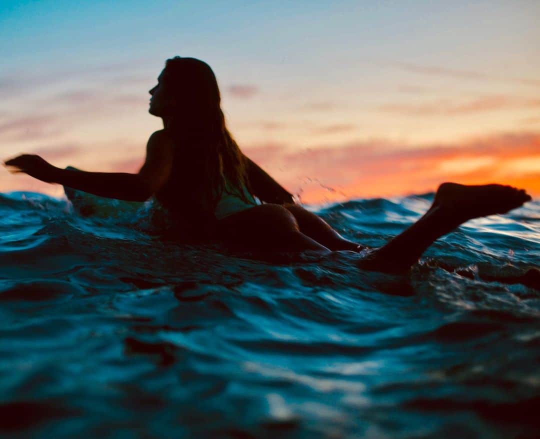 アナスタシア・アシュリーのインスタグラム：「Throwback when I surfed in the ocean.. now I just surf the Internet🤣 #stayhome」
