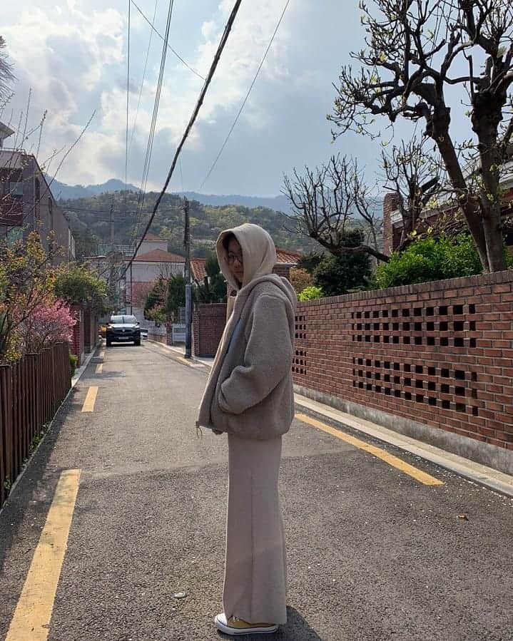 のインスタグラム：「은주하숙 집앞 & 집안 & 대기실 🤸 💕 반의반 *  건강하세욥, 다들 🙌」