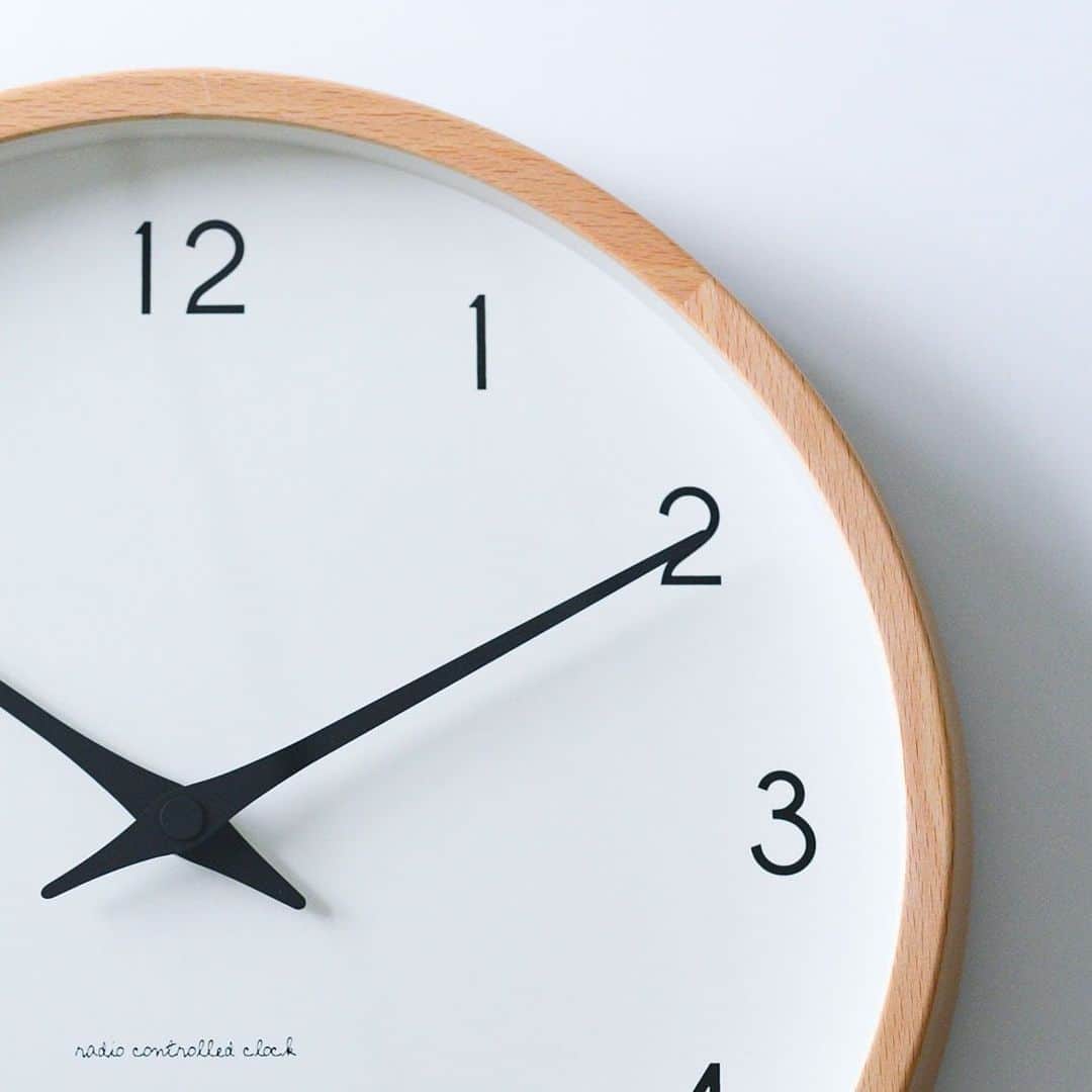 北欧、暮らしの道具店さんのインスタグラム写真 - (北欧、暮らしの道具店Instagram)「完売していた「Lemnos」の壁掛け時計が本日入荷！ スタッフも愛用中です♪ . - - - - - - - - - - - - ずっと長く使うものだから、 時計は納得のいくものを 選びたいもの。  本日は、完売していたレムノス・Campagneの 壁掛け時計が入荷しました！ こちらのアイテムは、 当店スタッフや、店長佐藤も愛用中！  秒針がないから静か。 寝室などでも、安心して使えますよ◎  さらに電波時計だから、 電池を入れるだけでOK！ 時刻合わせの手間がいらないのも 嬉しいポイントです◎  お部屋を大人っぽい印象にしてくれるので 春の模様替えにもおすすめですよ。 . - - - - - - - - - - - - Lemnos/レムノス/Campagne/壁掛け時計 . ▶︎ プロフィールのリンクから、お値段・サイズなど詳しい情報をご覧いただけます。→@hokuoh_kurashi . #interior#interiors#livingroom#homedecor#instahome#homewares#homestore#lemnos#campagne#時計#レムノス#カンパーニュ#インテリア#北欧インテリア#リビング#寝室#マイホーム#インテリア雑貨#グリーン#グリーンのある暮らし#観葉植物#日々の暮らし#北欧#暮らし#北欧暮らしの道具店」4月13日 11時18分 - hokuoh_kurashi