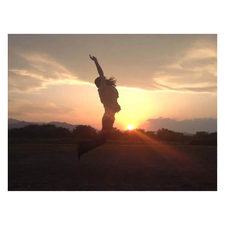 柳野玲子のインスタグラム：「そろそろどこかに… 行きたーーーーーい‼️ けど我慢。 #自粛生活 #我慢 #ジャンプ #夕陽」