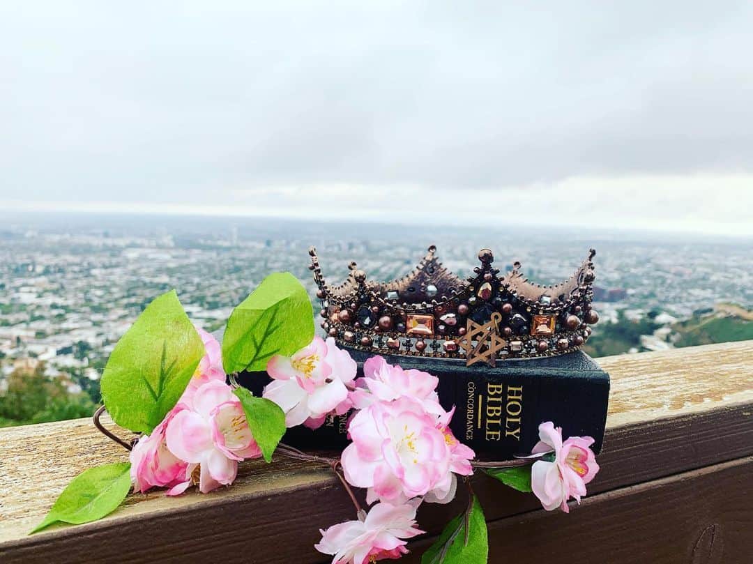 のインスタグラム：「As the sun sets over the city I wish Peace beyond measure to all people, and to those who celebrate the resurrection of the Savior I also wish a joyous Easter 👑🙏💐💕✝️ #happyeaster #loveandjoytoall #thereasonfortheseason #resurrectionday #heisrisen #peacebewithyou #bendybonnie」