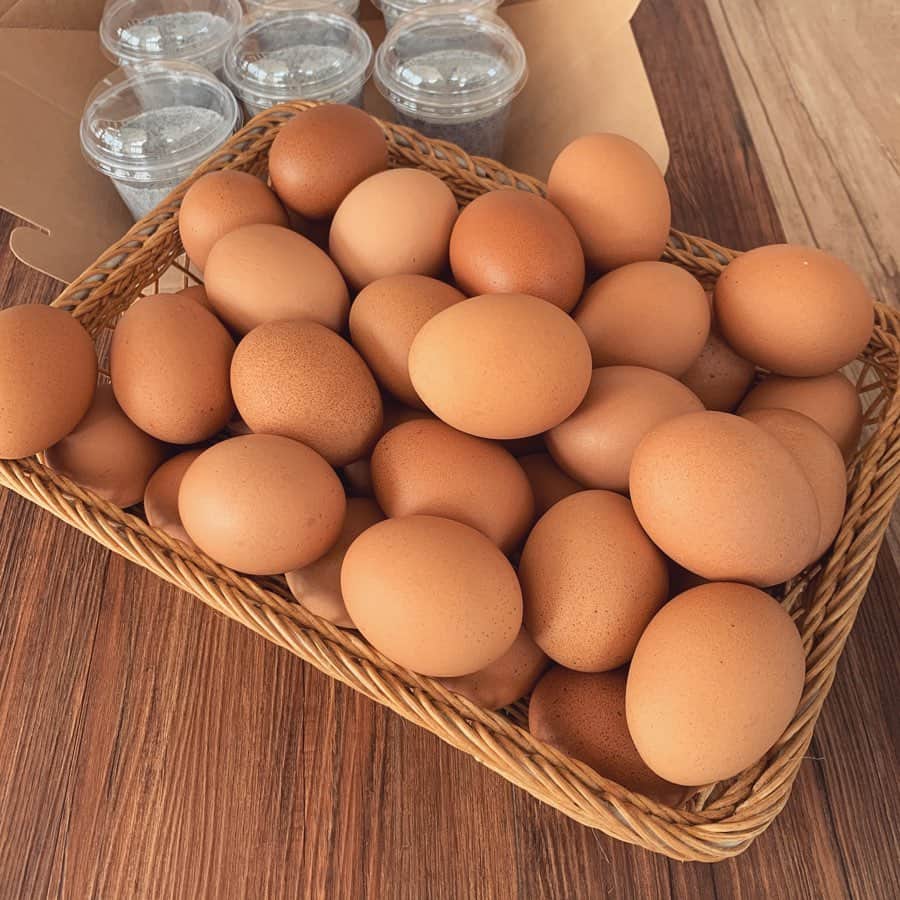 宮前真樹さんのインスタグラム写真 - (宮前真樹Instagram)「#おやつタイム エムナチュールの黒胡麻プリン 週末に食材と在庫の整理をしたので 残っていたものを手分けしてお持ち帰り 冷蔵庫には美味しいデザートと 美味しい卵がいっぱいある状態 しばらくはお家でエムナチュールします☺︎ #お家でエムナチュール ミントが大きいよね これもお店から持ち帰ったから ドーンと乗せちゃったもんね♡ #いや微妙  それにしても冷たい雨だね 久しぶりに暖房をつけて過ごしてます。」4月13日 11時46分 - miyamaemaki0116