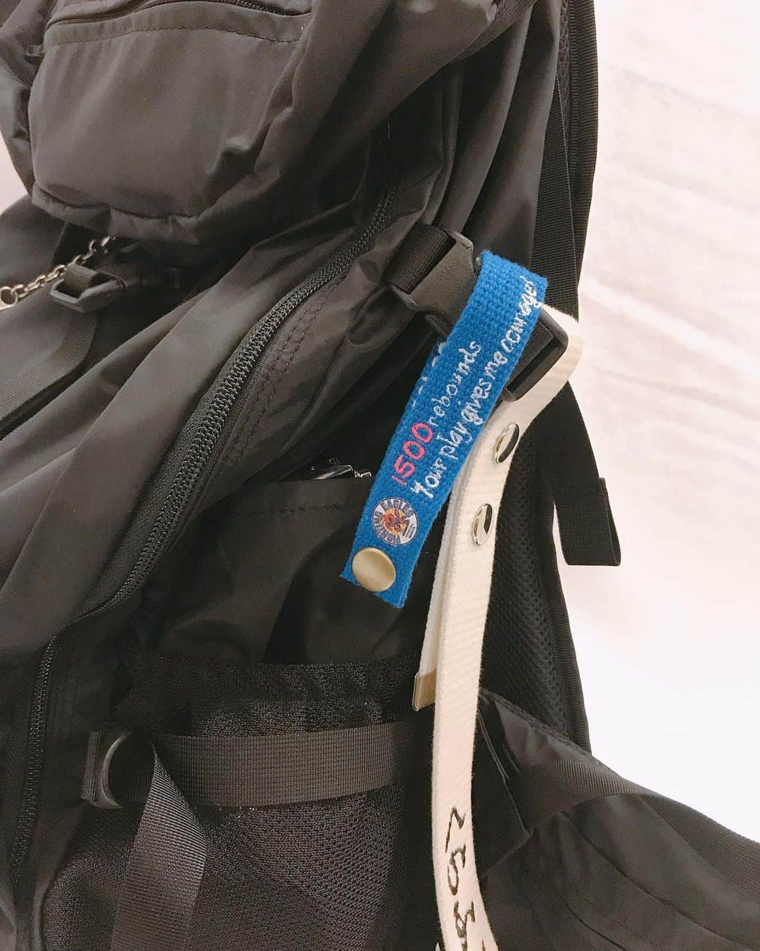 GTトレーディング株式会社さんのインスタグラム写真 - (GTトレーディング株式会社Instagram)「くらふと屋はこんなことしています。 お写真いただきました。 期間限定で販売させていただいてる、 FE名古屋のオリジナルグッズです。 オトゥーレ選手のDunkzillaTシャツと ジョシュ選手のAnniversaryタグですね。 Anniversaryタグはカバンにつけてもらったり、手首につけてもらってもいいですね。 今後選手が記録達成した時に随時販売予定です。 ぜひ、記録達成をみんなでお祝いしませんか？ #くらふと屋 #FE名古屋 #クリスオトゥーレ #ジョシュホーキンソン #Anniversaryタグ #オリジナルグッズ」4月13日 11時50分 - craft_only1
