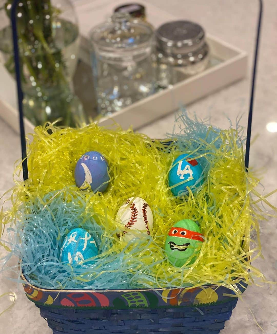 ジャスティン・ターナーさんのインスタグラム写真 - (ジャスティン・ターナーInstagram)「Been a while since I dyed an #EasterEgg but here ya go!!! @moonshineminpin @dodgers #Cowabunga #WeMissBaseball  #HappyEaster」4月13日 11時50分 - redturn2