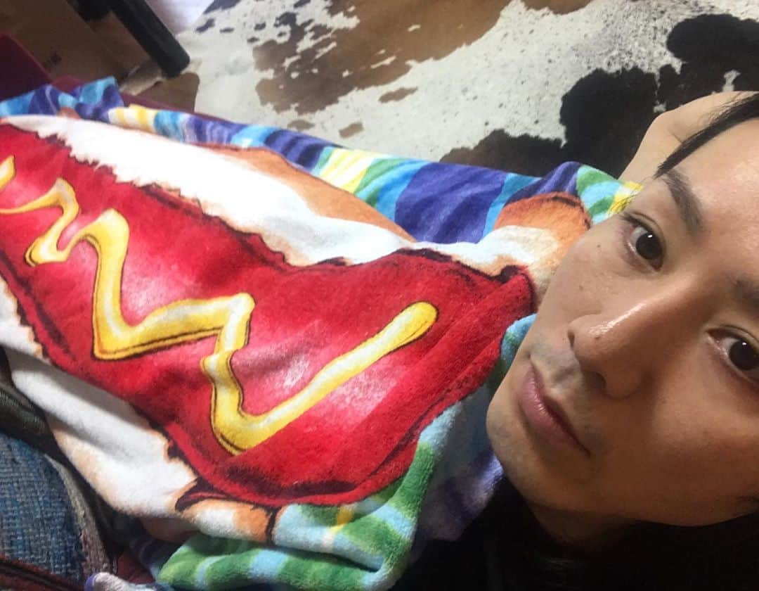 小林尊のインスタグラム：「at home becoming a hot dog. 家にこもってホットドッグになってる🌭」