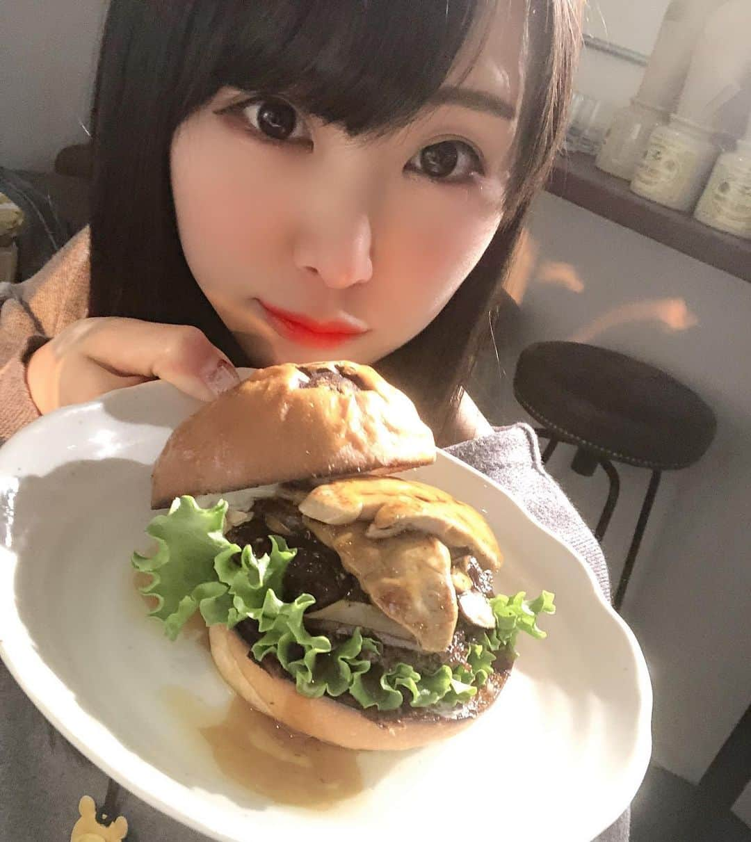 熊本美和さんのインスタグラム写真 - (熊本美和Instagram)「おはくま🐻🍔 . . #おはよう #gm #goodmorning #おはくま #日々の出会いに感謝 #バクステ外神田一丁目 #熊本美和 #miwakumamoto  #アイドル #idol #일본 #아이돌 #アイドルボウラー #Pリーガー #プロボウラーになりたい #japanesegirl #followme #もえあず #YouTube #将軍バーガー #てりやき #yummy #kawaii #makeup #beauty #黒髪 #🍔 #ハンバーガー #すきぴ」4月13日 11時57分 - miwa_babyb