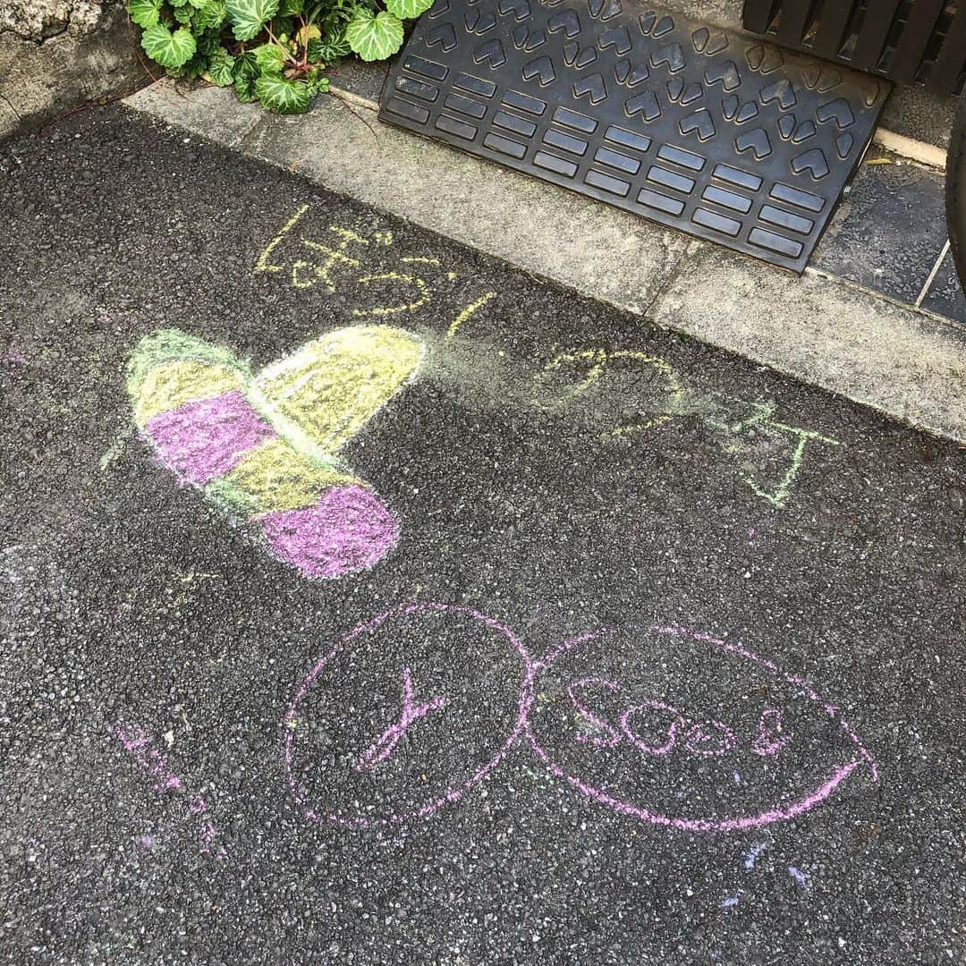 いとうせいこうのインスタグラム：「町が子供のものになって、ついに生まれ変わっていた。ぼうしの町。」