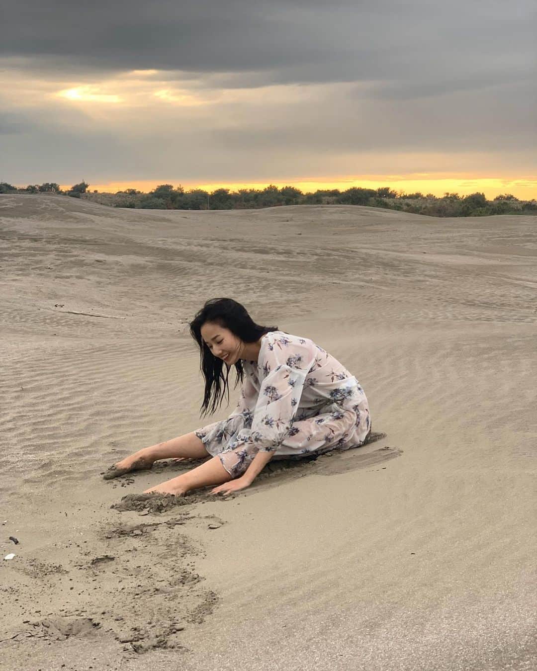 高嶋香帆のインスタグラム：「今日は写真集「ひら、ひら。」からオフショットを☺️ まだ寒い時期に海岸で撮影しました🏝 . 砂に塗れるのも、たまには気持ちが良いです！ . 東京は朝から雨模様ですが、 今日もハッピーに生きたいと思います😊！ . . #思い出を振り返るシリーズ」