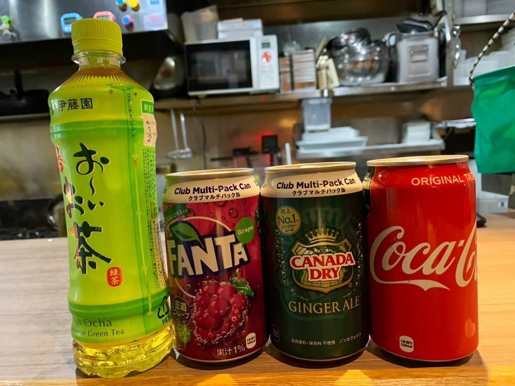 池田真一のインスタグラム：「すみません💦 お酒のテイクアウト許可要りました😅  本日13時〜17時の間で こっちこっち〜テイクアウト やってます！ からあげさん5個入り100円 ドリンク(お茶、ジュース)1本100円で 提供させて頂きます！ 受け渡しの際も距離をとって提供させて頂きます！ 天気も悪いので皆さん無理なさらないようにお願いします🙇‍♂️ よろしくお願いします。」