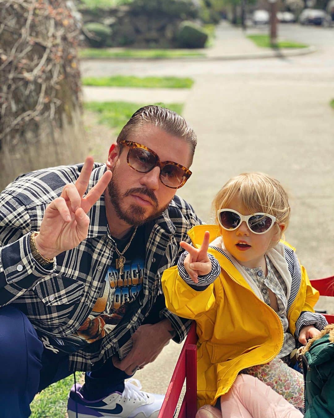 マックルモアーのインスタグラム：「Peace to all ✌🏻」