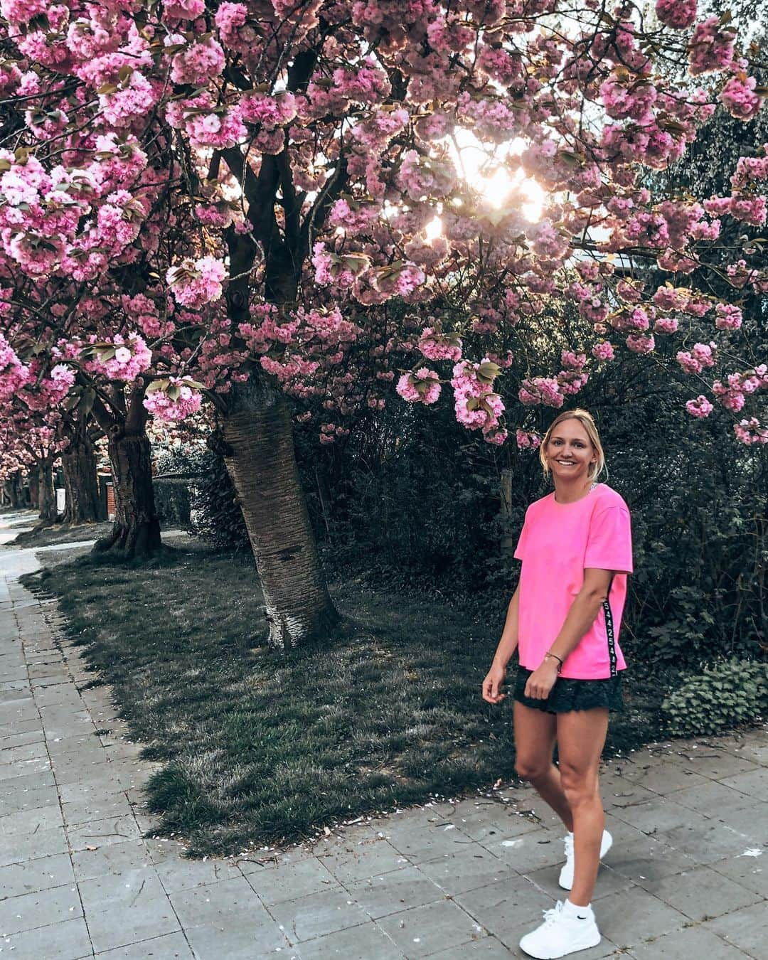 ハンネ・クレスさんのインスタグラム写真 - (ハンネ・クレスInstagram)「🌸 s p r i n g 🌸 It’s the first time in a long time I’m home at the start of spring when the flowers bloom. I’m usually on training camp this time a year and miss out on these beautiful blossoms. The lockdown gives the opportunity to enjoy this little walks around the block even more and take in the positive spring vibes.  Enjoy the little things guys, they are right in front of you. Can you see?💝 X  #happyeaster #spring #springblossoms #positivevibes #pinkpower #lockdown #staystrong #enjoythelittlethings #japanesecherryblossom #japansekerselaar」4月13日 3時31分 - hanne.claes