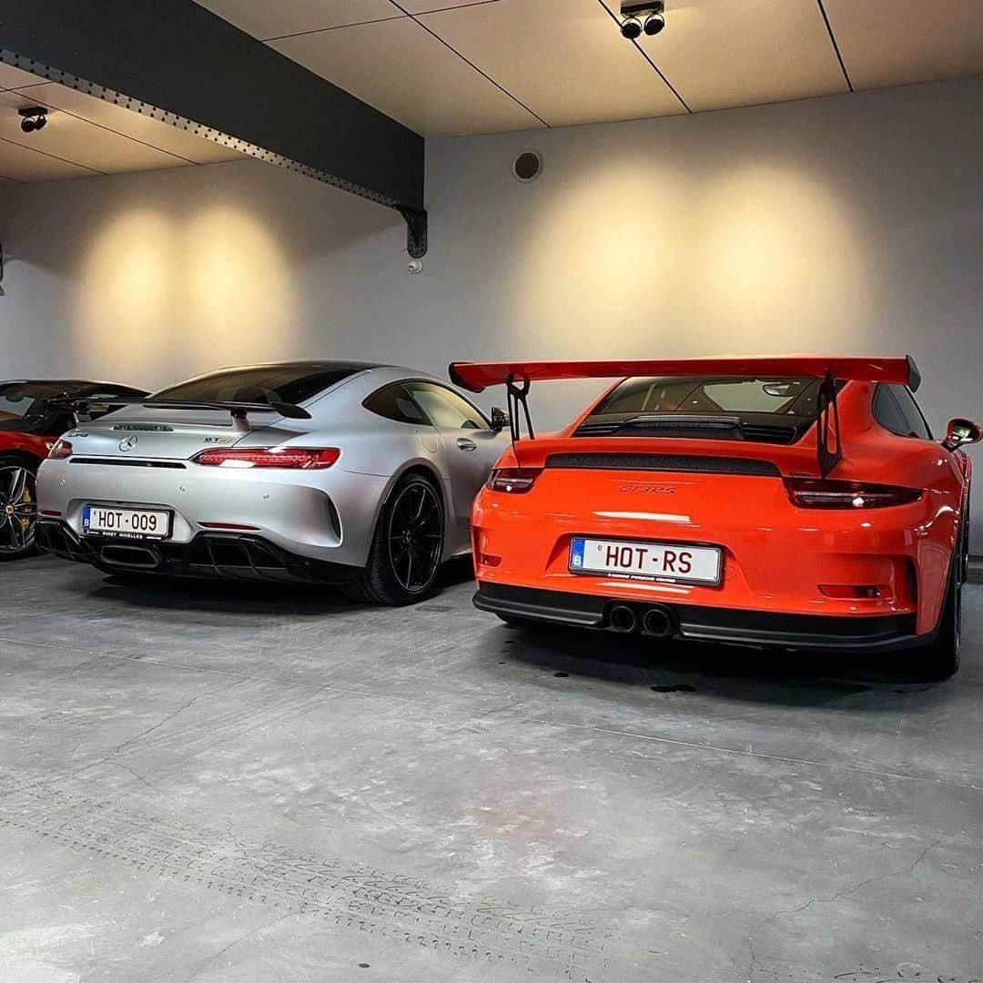 メルセデス・ベンツさんのインスタグラム写真 - (メルセデス・ベンツInstagram)「In times where we #StayHome and keep physical distance, let's get closer and be united for the same passion. @Porsche asked to show where #DreamsAreMadeAtHome, and we're joining in as well!  Show us how your cars are patiently waiting for you – in your garage or driveways! Share your pictures or videos with the hashtag #DreamsAreMadeAtHome and we may feature them.  Photos: @kenozache, @eh0601, @indyohtwo  #StayHealthy #FlattenTheCurve @bmw  @audi」4月13日 4時00分 - mercedesbenz