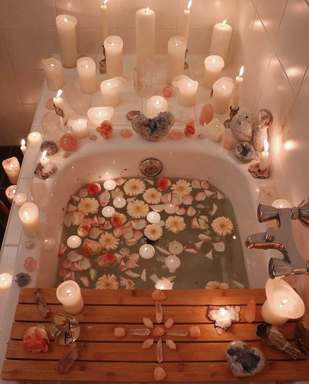 Crazy Roomsさんのインスタグラム写真 - (Crazy RoomsInstagram)「Tub goals 😍 . featuring @spiritnectar #crazyroomss」4月13日 4時18分 - crazyroomss