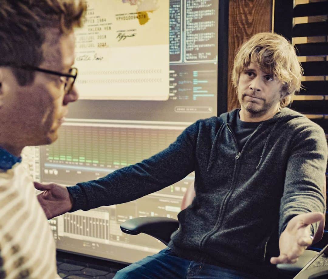 エリック・クリスチャン・オルセンのインスタグラム：「Escape from the chaos of reality tonight for a new episode of @ncisla. The serendipitously timed episode actually deals with how we struggle with grief, sadness, and loneliness, and how necessary communication and love are to the healing process. @barrettfoa @reneefelicesmith @danielaruah come get this HUG.  #bringitin #youareloved #youareappreciated」