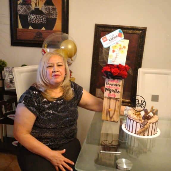 ロビンソン・チリノスのインスタグラム：「Feliz cumpleaños a mi primer AMOR Te AMO madre pásala rico té extraño. @marbellach_20」