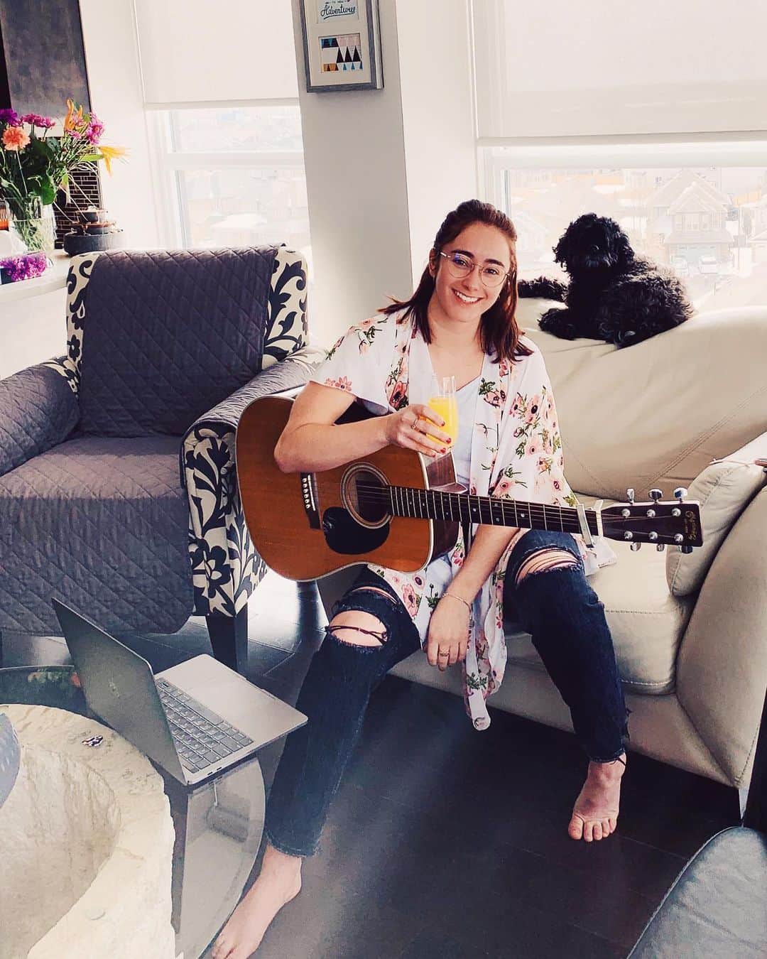 ケイトリン・オズモンドのインスタグラム：「Guitar lessons, puppy, and mimosas. Sounds like my kind of Easter 🐣 . Happy Easter everyone! Hope you all stay safe and healthy... and eat your body weight in chocolate ! . . #mymommataughtme #happyeaster #eastersunday #mimosasaremyfavourite #popthechampagne」