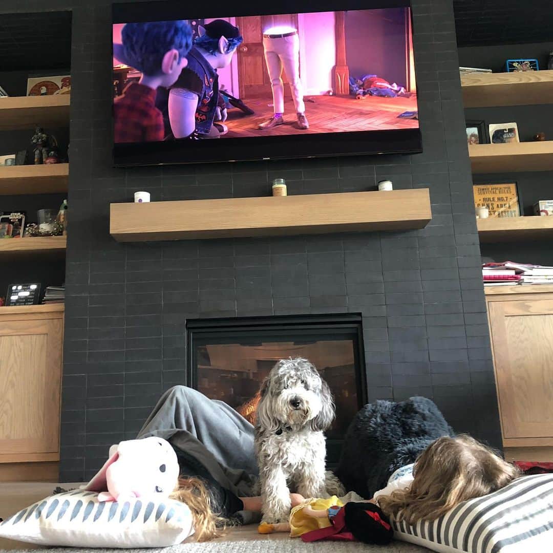ブレッキン・メイヤーのインスタグラム：「Happy quarantEASTER EVERYONE!!! Lil backyard egg hunt (the eggs stayed 6 ft apart from each other). Then a cuddle puddle screening of @pixaronward. Harley went to the premiere so she’s staring at me. Also I give her food and shelter so...y’know. But she meant no disrespect to @prattprattpratt & @tomholland2013. She loved Endgame.」
