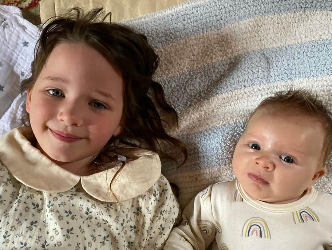 ミラ・ジョヴォヴィッチのインスタグラム：「Happy Easter from our little bunnies! Hoping everyone is staying safe and taking care of each other! Христос воскресе! 😘😘😘🐰🐰🐰🐣🐣🐣#dashielanderson #osianlarkelliot」