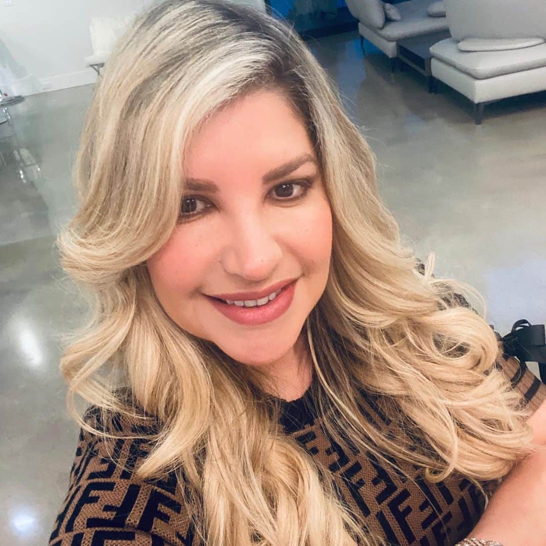 ロビンソン・チリノスのインスタグラム：「Feliz cumpleaños a la reina de  mi vida y de mi hogar  @heidy28d te deseo todo lo mejor siempre, sobretodo mucha salud. Gracias  por ser la Madre, Esposa y Amiga que siempre soñé  TE AMO #felizcumpleaños ❤️💋🎉🎂」