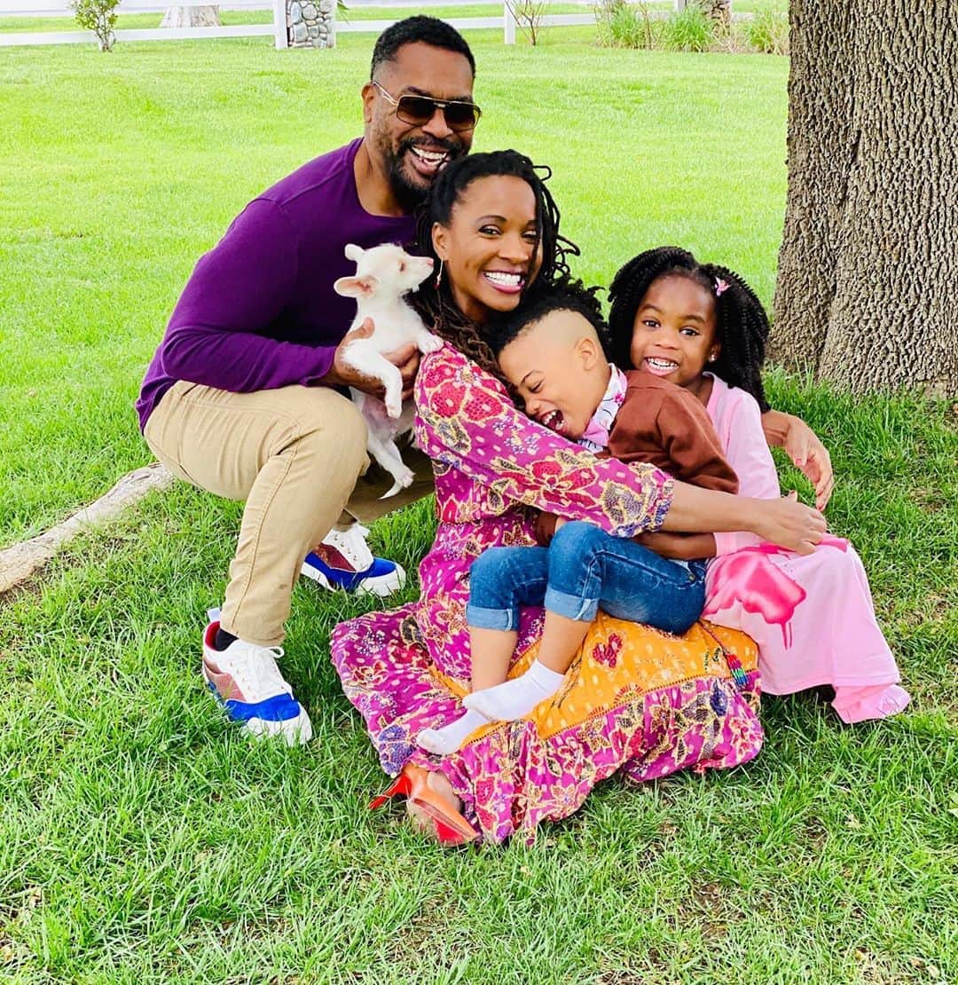 シャノーラ・ハンプトンのインスタグラム：「Sending HUGE HUGS to your family from ours!! Happy, happy Easter!!」