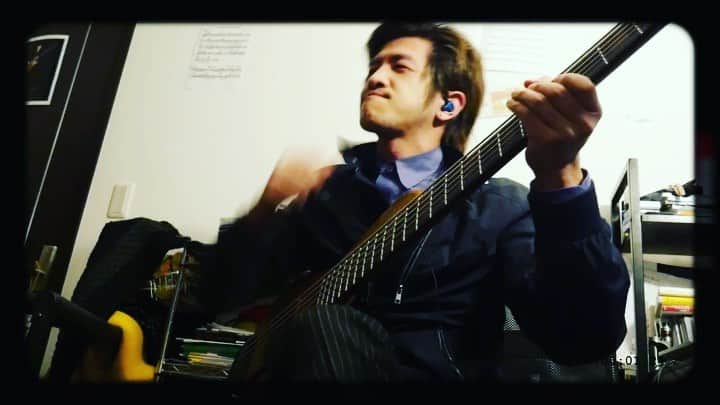 のインスタグラム：「#dailymotif No.92 Slapping on Adamovic halo 6! Usually I don't slap om this bass so much but it sounds like this. Strings are Elixir but hard used.  B♭7(♯9)→D♭7(♯9)  #Adamovic #bass #riff #slap #slapbass #bass #bassplayer #bassist #musicianlife #elixir  #毎日モチーフ No.92 B♭7(♯9)→D♭7(♯9)で Adamovic Halo 6弦でのランダムなスラップ中心のリフ。 (エリクサーのニッケル弦、かなり酷使、フロントピックアップのみ) #スラップ #ベース」