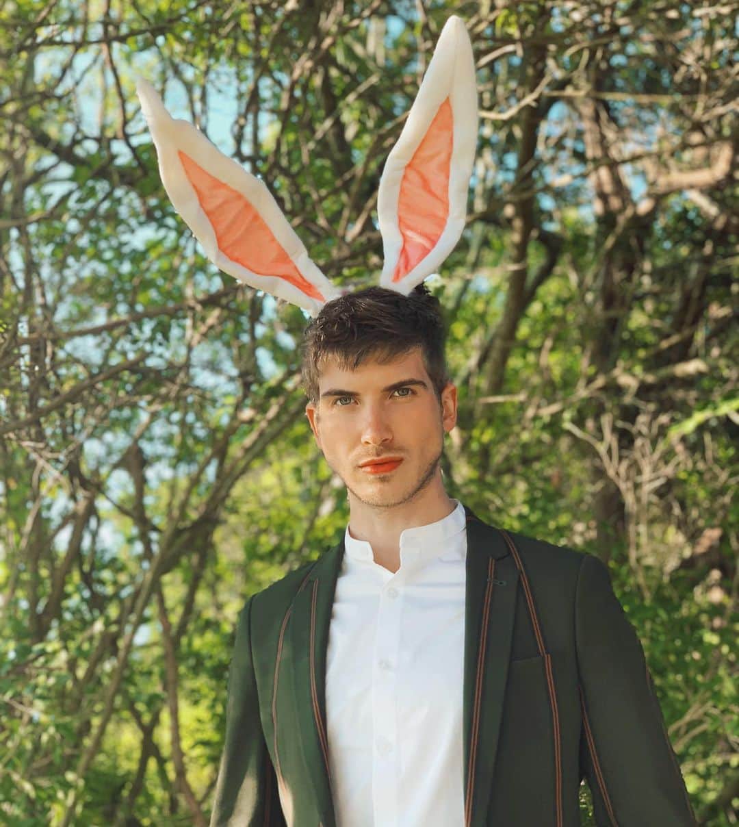 ジョーイ・グレーセッファのインスタグラム：「filling in for the easter bunny this year, what y’all want? 🥕」