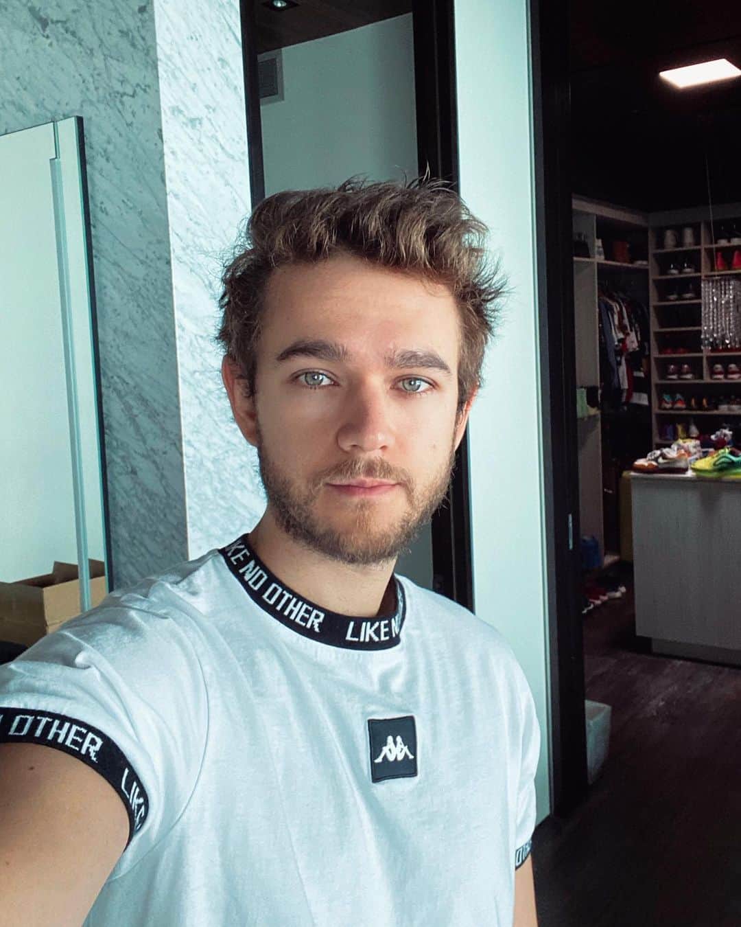 ゼッドのインスタグラム：「My beard trimmer broke.... hair is out of control... I don’t know what day it is......... shave it up.」